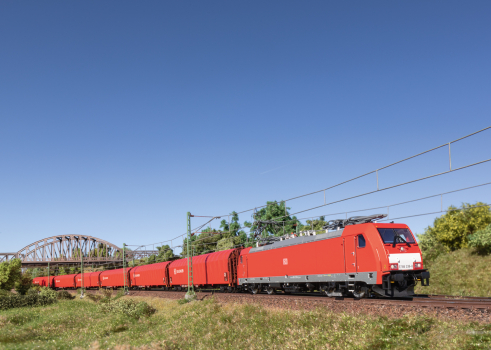 Märklin Elektrolokomotive Baureihe 186 mit Güterwagen