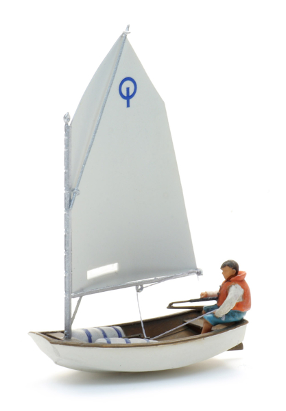 Segelboot Optimist mit Figur.