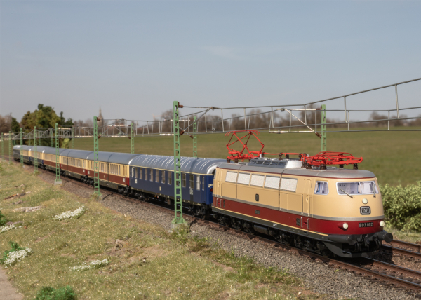 Märklin E 03 002 Insider-Modell 2026 vor Schnellzugwagen