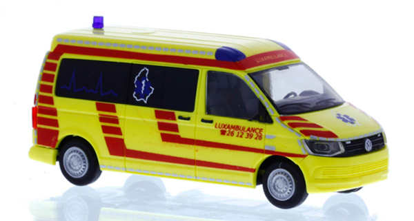 Das Modell mit der Artikelnummer 53775 von Rietze zeigt den Volkswagen T6 der Luxambulance.