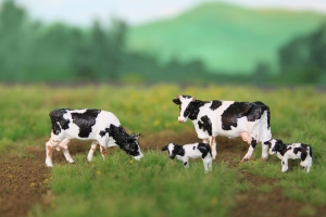 Handbemaltefiguren von Holstein-Friesian Kühnen auf der Wiese