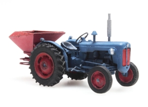 tracteur Ford avec épandeur arrière